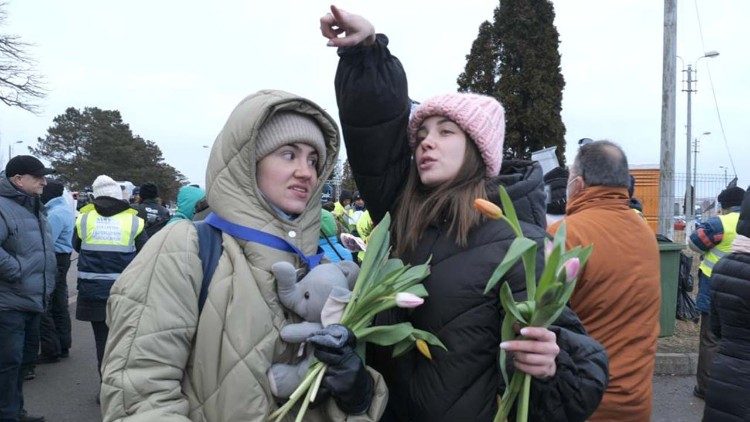 Due giovani donne ucraine alla frontiera di Siret, una di loro è arrivata in Romania con un bimbo di poche settimane portato in carrozzina