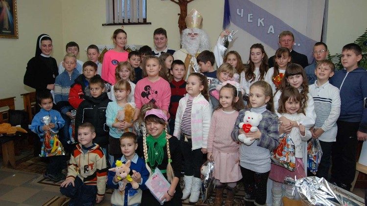 Miejscowa parafia zapewnia ludziom nocleg, wyżywienie oraz przygotowuje paczki z pomocą