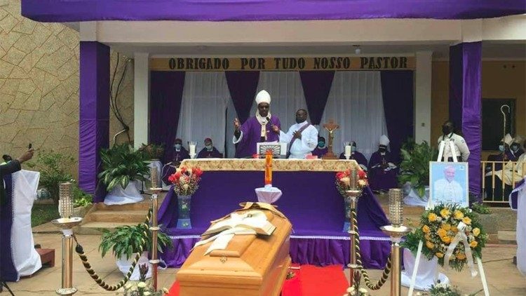 Angola - Dom Tirso Blanco - Missa de corpo presente 