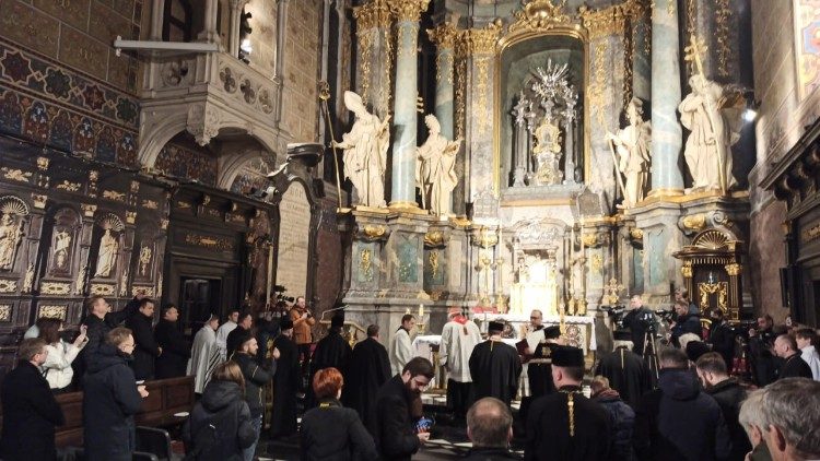 La preghiera interreligiosa nella cattedrale dei latini di Leopoli alla quale ha preso parte il cardinale Krajewski