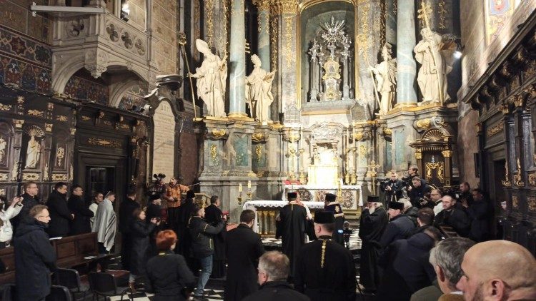 Oração interreligiosa em Lviv, na presença do cardeal Krajewski