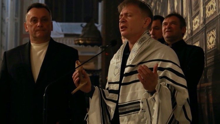 Leader religiosi pregano nella cattedrale dei latini di Leopoli