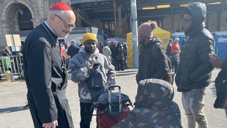 Saudação a alguns jovens nigerianos que fugiram de Kiev, na estação de Nyugati