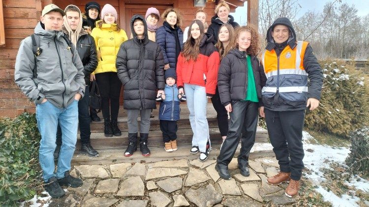 Pavlo, Yurii y Enrique se reúnen con una de las familias de refugiados que llevarán hasta España