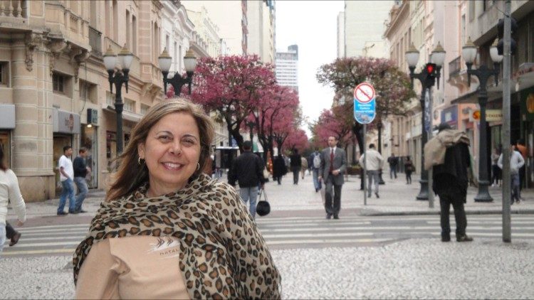 Professora Simone Caputo Gomes -  especialista em Literatura e Cultura cabo-verdianas