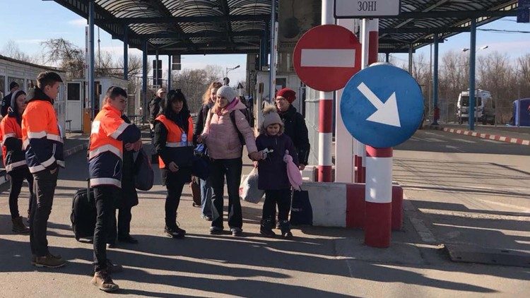 Ukrainians crossing into Sighet, Romania