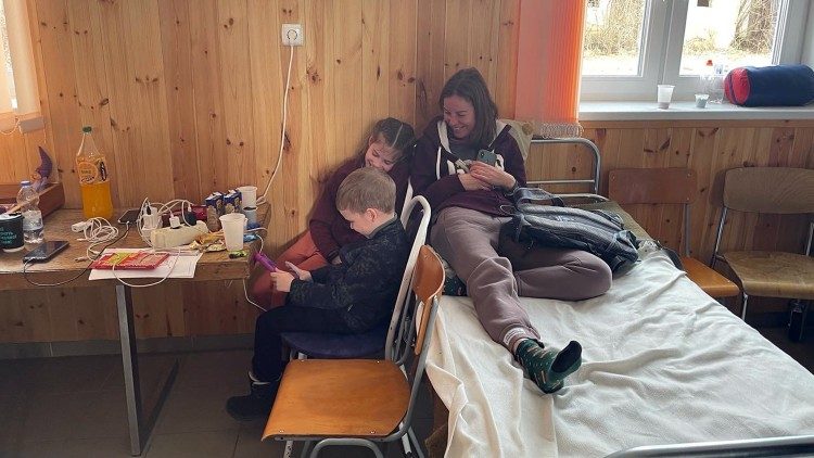 Mãe ucraniana com seus filhos, acolhida na Hungria