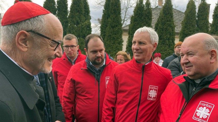 Czerny cumprimenta os trabalhadores da Cáritas na fronteira de Barabás