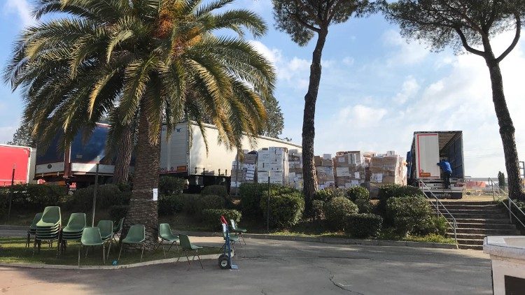 Berge von Hilfsgütern warten auf den Transport in die Ukraine