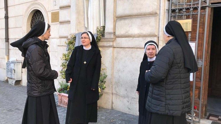 Le suore di san Basilio Magno, all'ingresso della chiesa dei Santi Sergio e Bacco