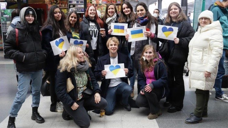 Bucarest, volontarie del Jesuit Refugee Service con Tom Odell, cantautore inglese che ha tenuto un piccolo concerto benefico per l'Ucraina alla Stazione Nord 