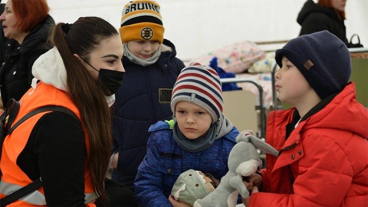 Volontaria del Jesuit refugee service al confine tra Ucraina e Romania con alcuni piccoli profughi. Foto Marco Giarracca (Jrs)