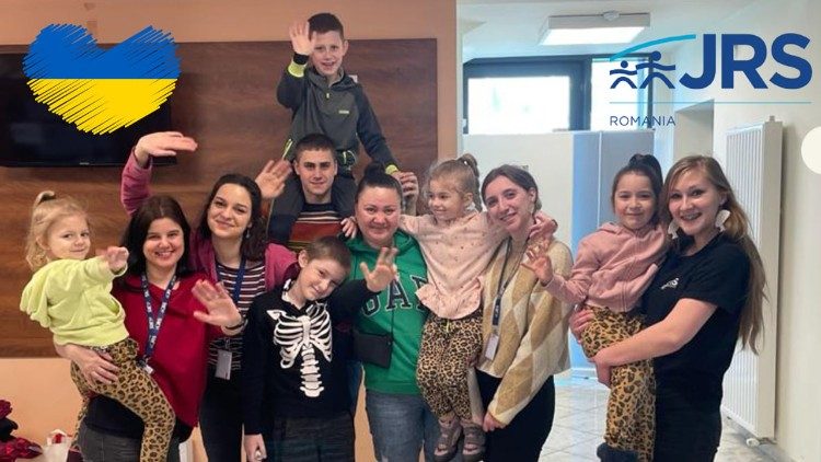 Persone rifugiate dall'Ucraina con volontari rumeni che li hanno accolti nel Centro Pedro Arrupe del Servizio del Gesuiti per i Rifugiati (Jrs) a Bucarest  