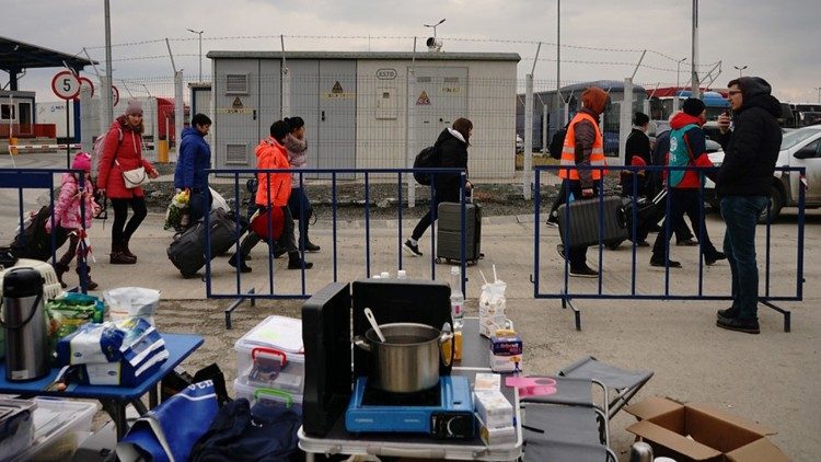 Persone rifugiate dall'Ucraina attraversano il confine per entrare in Romania. Foto Marco Giarracca (Jrs)