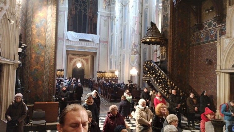 Kard. Krajewski: wojna bierze się z odrzucenia Boga