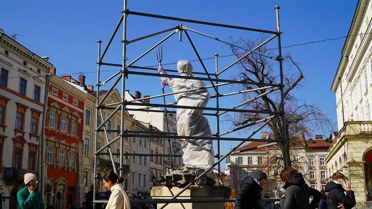 Le statue della cattedrale di Leopoli, protette dai bombardamenti