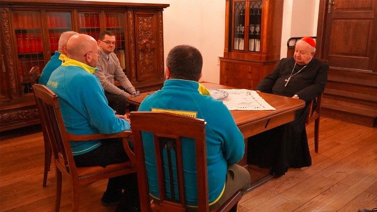 Retired Polish Cardinal Stanisław Dziwisz of Krakow speaking to volunteers