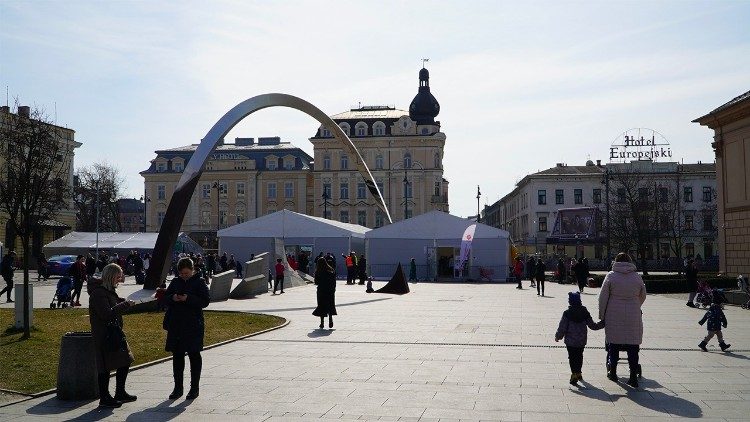 Tende di accoglienza e ristoro per i profughi ucraini nel piazzale della stazione ferroviaria di Cracovia