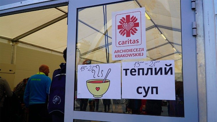 L'ingresso di un tendone di accoglienza nel piazzale della stazione ferroviaria di Cracovia