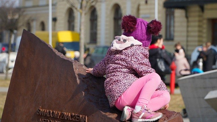 Tra i profughi nel piazzale della stazione ferroviaria di Cracovia