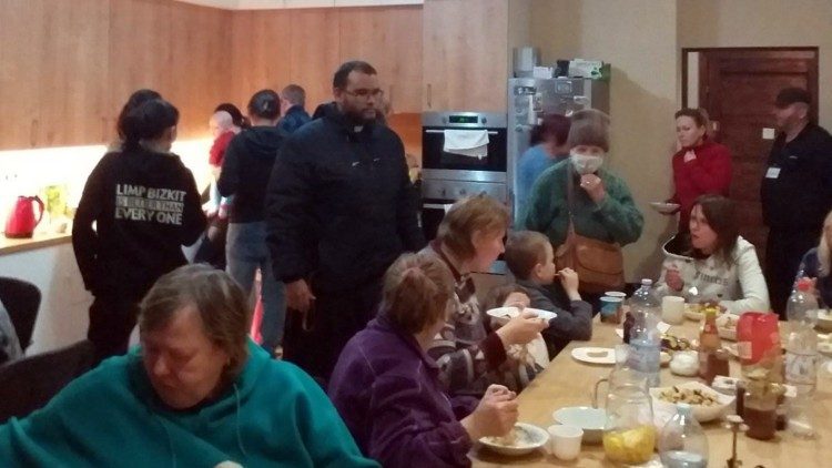 El seminarista José Jesús con la comunidad de la parroquia San Juan Pablo II en Leópolis, Ucrania.
