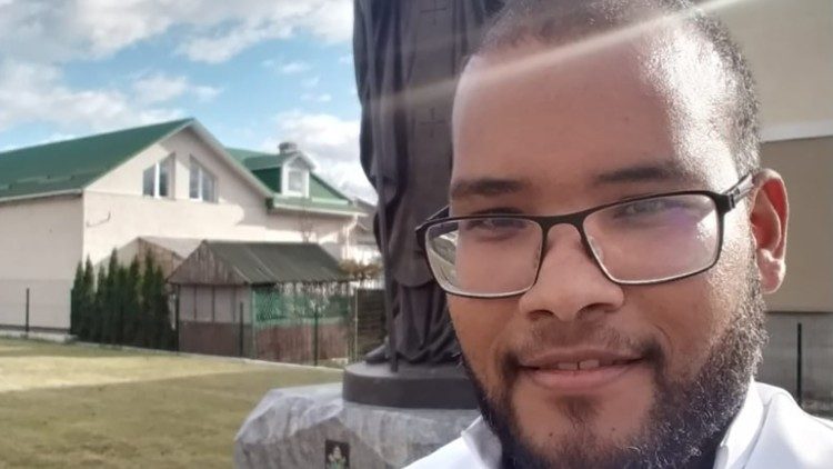 El seminarista José Jesús sigue con su misión en medio de la guerra.