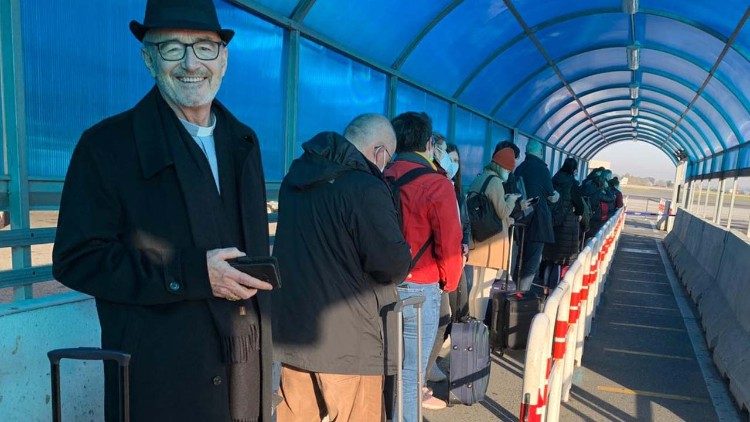 Kardinal Czerny (l.) bei seinem Aufbruch aus Rom am Mittwochmorgen