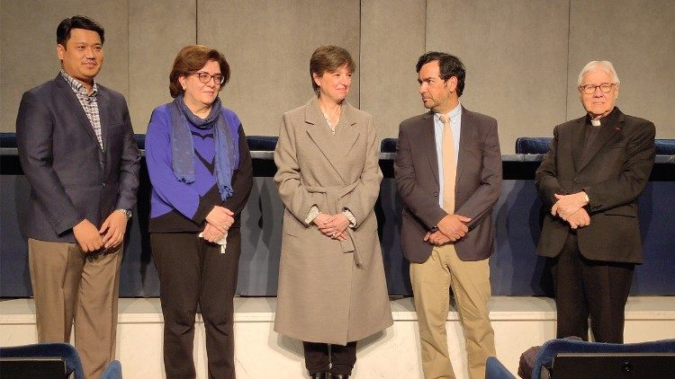 Alcuni dei relatori che prenderanno parte al convegno "Educare alla democrazia in un mondo frammentato" con monsignor Guy-Real Thivierge 