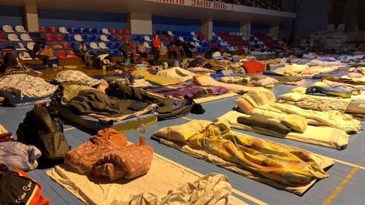 Un pabellón de centro deportivo de Uzhgorod transformado en un enorme dormitorio