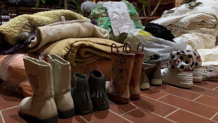 Scarpe, vestiti e coperte a disposizione di chi arriva