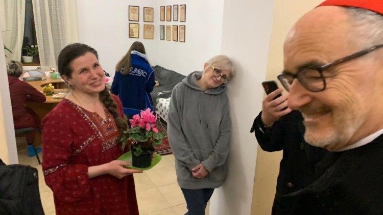 Cardinal Czerny visits the home of a Greek Catholic priest whose family is welcoming Ukrainian refugees