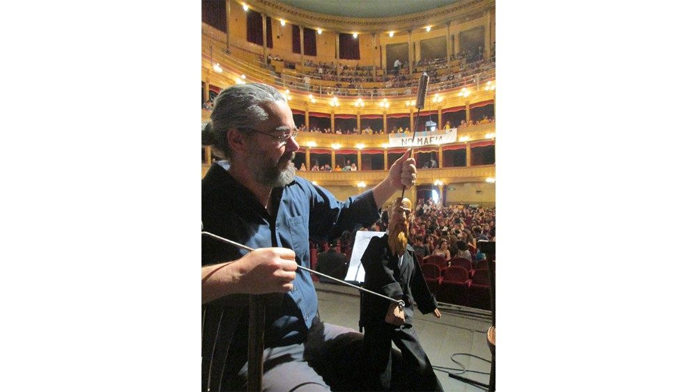 Il maestro puparo, Angelo Sicilia