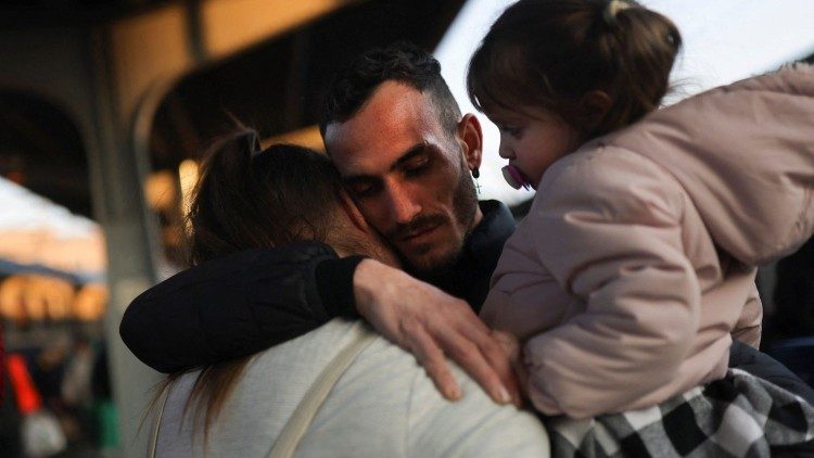 Ucraina: il saluto di un padre alla figlia e alla moglie