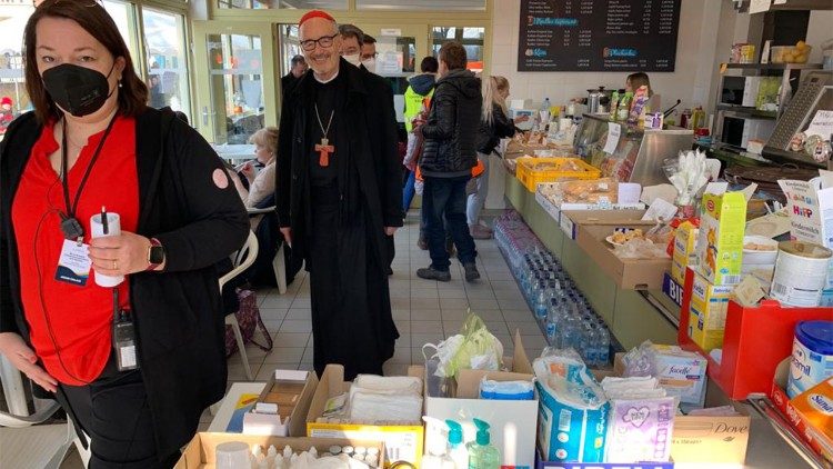 Il cardinale Czerny nel punto di prima accoglienza