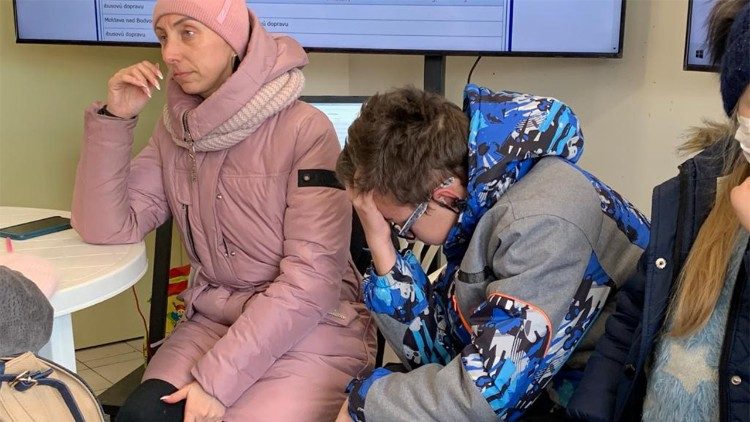 Donne ucraine appena arrivate alla stazione ferroviaria di Kosice (Slovacchia)