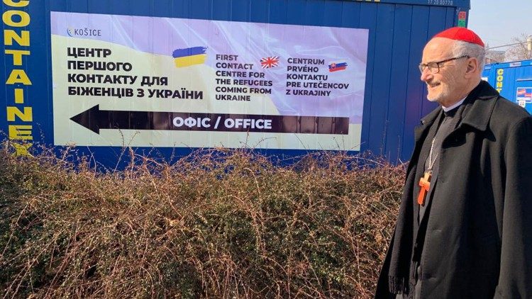 Il cardinale Czerny nel punto di prima accoglienza