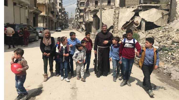 Un francescano del Convento di a San Giuseppe a Beirut con parrocchiani del quartiere cristiano di Gemmayzeh