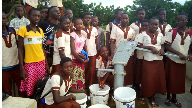 Ragazze intorno ad un pozzo realizzato in Africa da "Ho avuto sete"