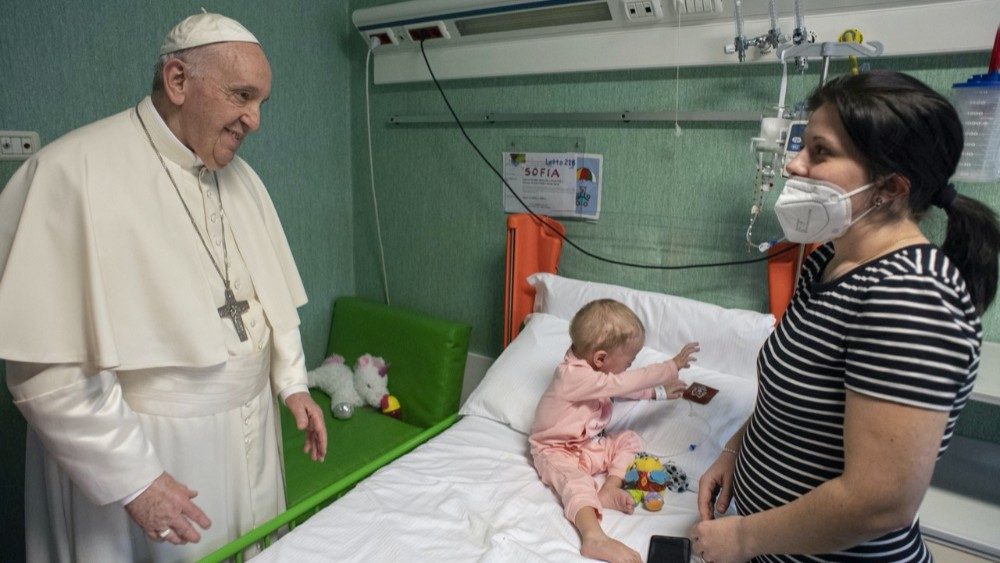Le Pape François en visite à l'hôpital pédiatrique "Bambino Gesù" à Rome, le 19 mars 2022 