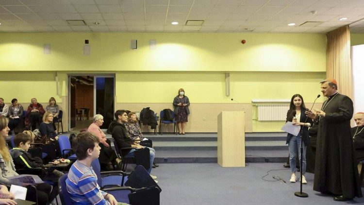 El cardenal Grech en Polonia, visita a los refugiados.