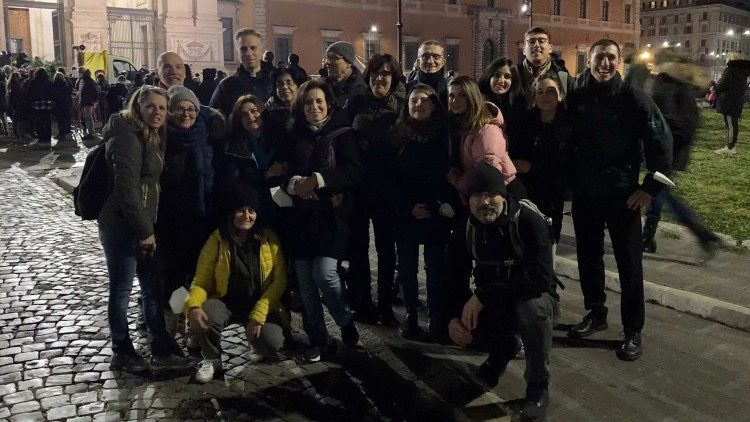 Il ritrovo per il pellegrinaggio davanti alla Basilica di San Giovanni in Laterano, a Roma