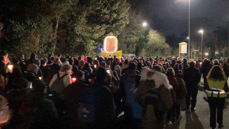 L'icona della Madonna del Divino Amore portata dai romani in pellegrinaggio fino al Santuario 