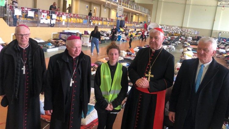 Kardinal Gerhard Ludwig Müller bei seinem Besuch am Freitag im polnischen Grenzgebiet zur Ukraine.