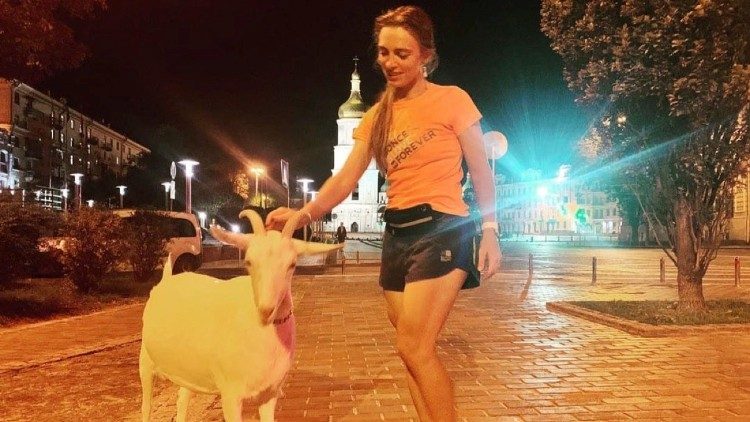 Victoria nel centro di Kiev, prima della guerra, in tenuta da allenamento