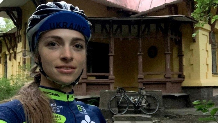 Victoria Gudyma, la maratoneta ospitata da Athletica Vaticana, durante un allenamento in bicicletta