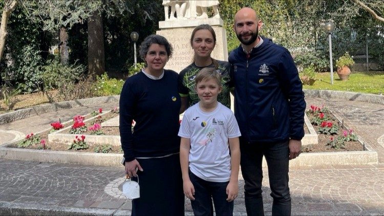 Victoria Gudyma (al centro), accanto a Simone Ciocchetti di Athletica Vaticana, suo figlio Lew e suor Milena Marangoni, delle Adoratrici del Sangue di Cristo che la ospitano a Roma