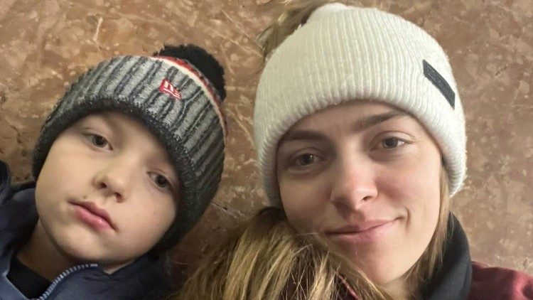 Victoria con il figlio Lew, in una stazione della metropolitana di Kiev, prima di lasciare la città per la Polonia