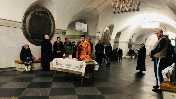 Divina Liturgia no metrô de Kiev  (Foto: Josaphat Kovaliuk)