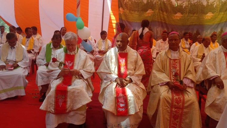 सिमडेगा के धर्माध्यक्ष विशप भिंसेंट बरवा, खूँटी के धर्माध्यक्ष विशप विनय कंडुलना और हजारीबाग के धर्माध्यक्ष विशप आनन्द जोनो 