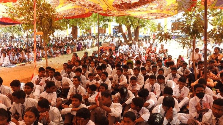 समारोह में भाग लेते विश्वासी